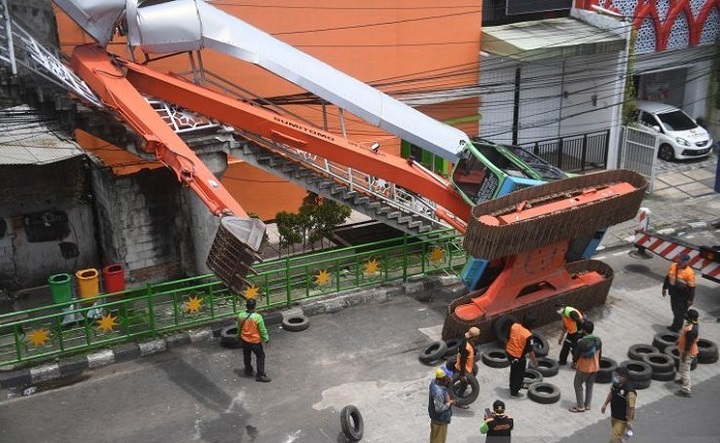 Eskavator Milik DLH DKI Jakarta Roboh Timpa JPO - stigma.co.id